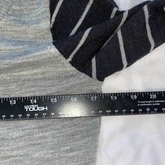 Women's SmartWool V-Neck Gray Black Stripe Sweater Size Medium Merino Wool - Picture 3 of 7